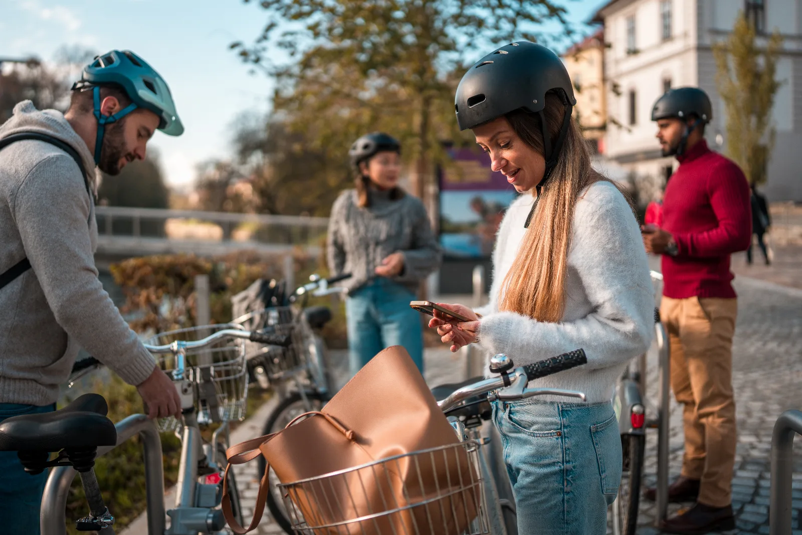 Der Hüter des Waldes in Bochum: Radfahrende halten unterwegs an und sehen gemeinsam auf ein Smartphone.